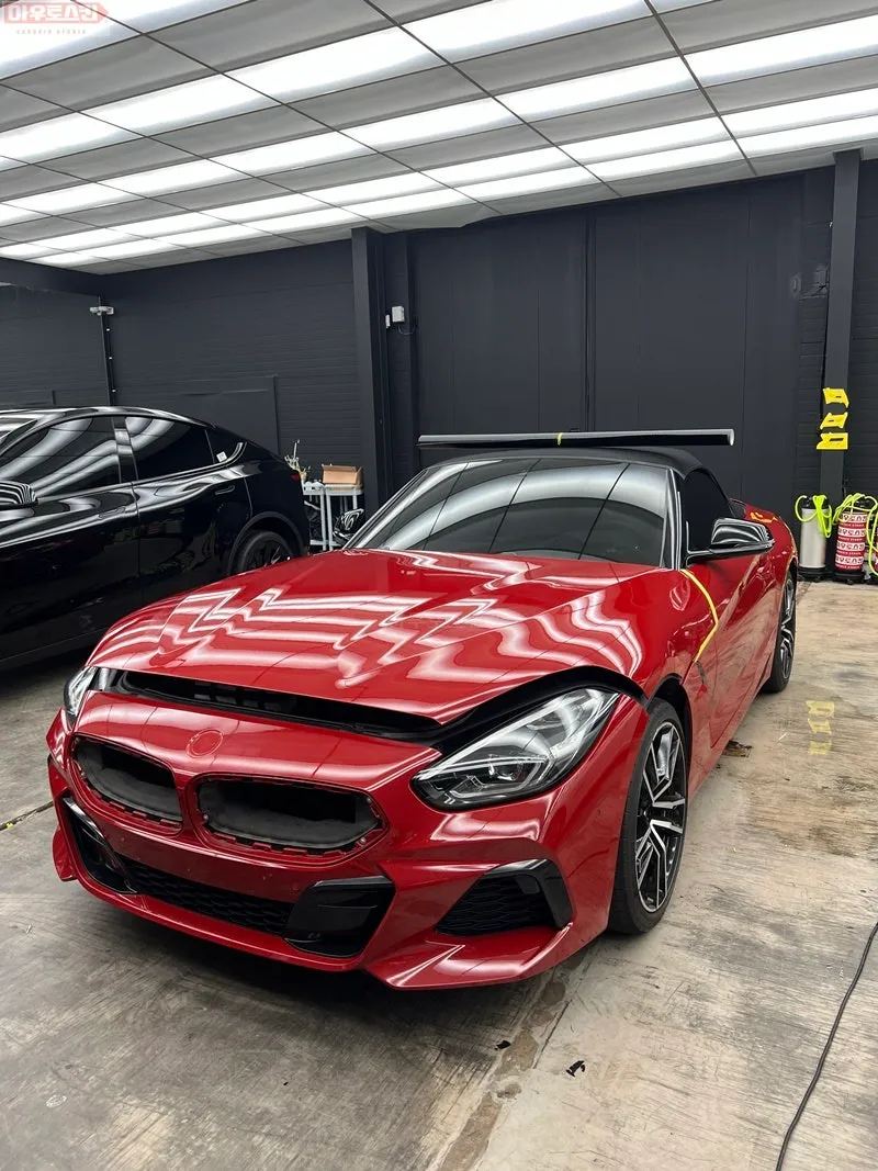 BMW Z4のカーラッピング事例:サテンブラックロックグレー 施工写真 2-2