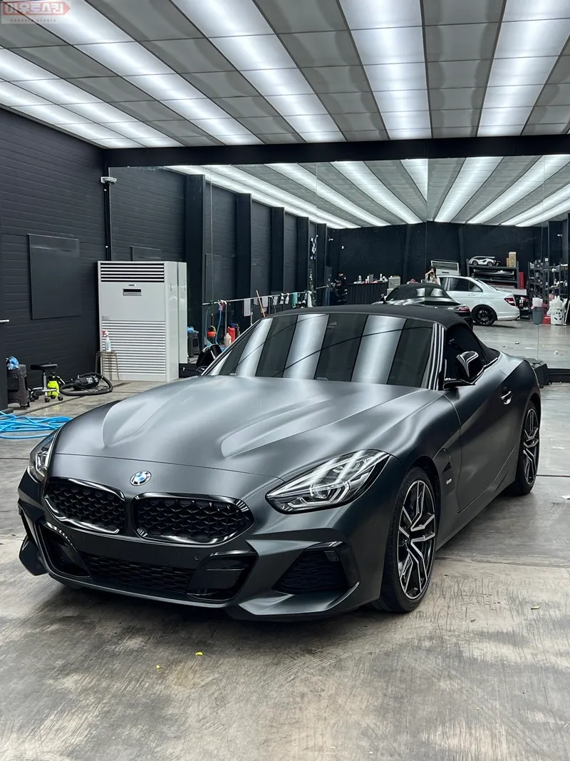 BMW Z4のカーラッピング事例:サテンブラックロックグレー 施工写真 3-2
