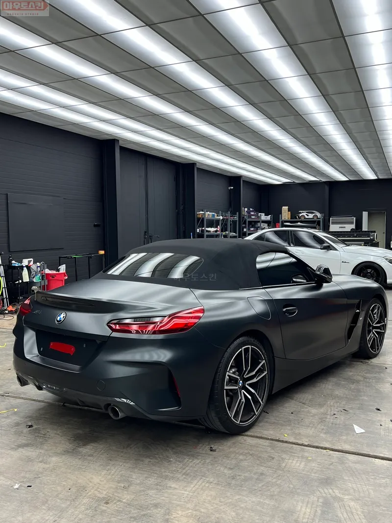 BMW Z4のカーラッピング事例:サテンブラックロックグレー 施工写真 1-3