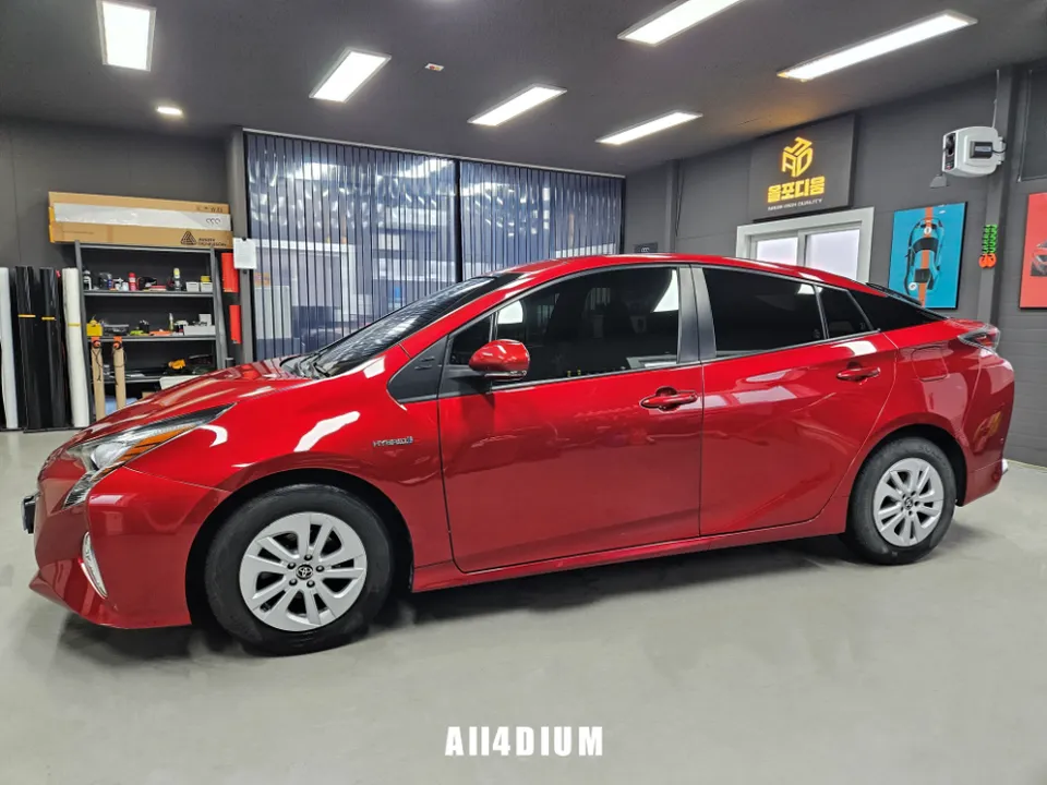 Toyota Prius vinyl wrap - Toyota Prius Vinyl Wrap Review: Satin White Transformation photo 4