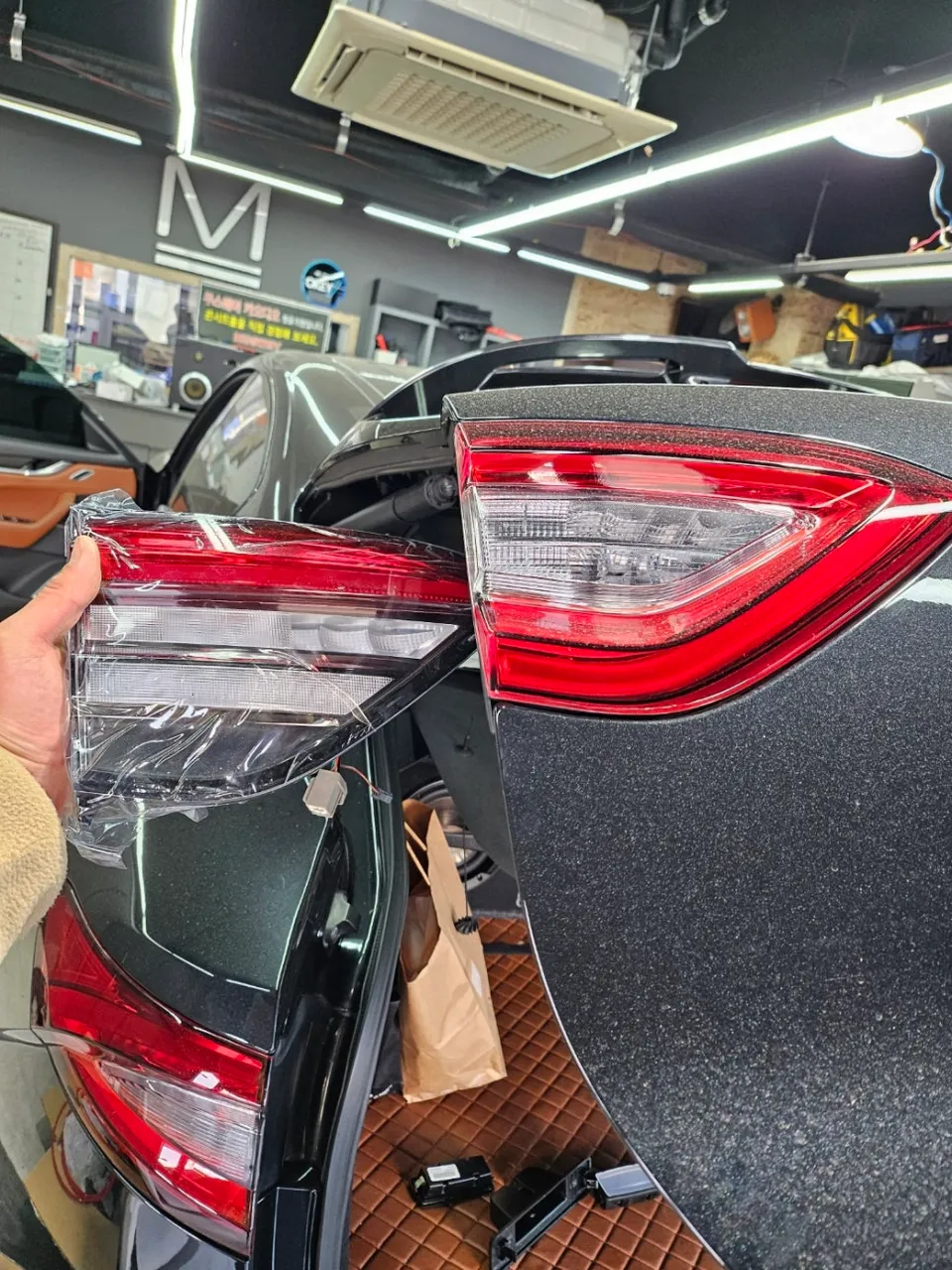 Maserati LevanteのAndroid Auto・CarPlay取付事例 施工写真 1-3