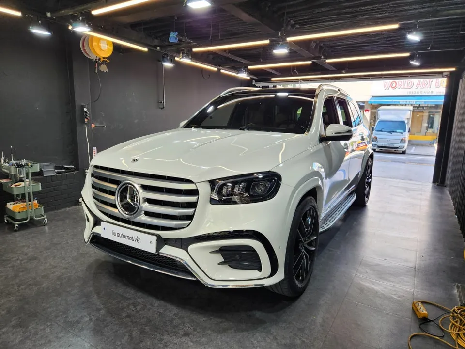 Mercedes-Benz GLS X167 ambient lighting - Mercedes-Benz GLS Ambient Lighting Review — Enhanced Interior LED photo 3