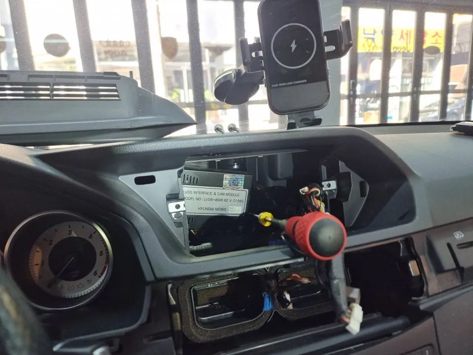 Mercedes-Benz E-Class W212のAndroid Auto・CarPlay取付事例 施工写真 4-1