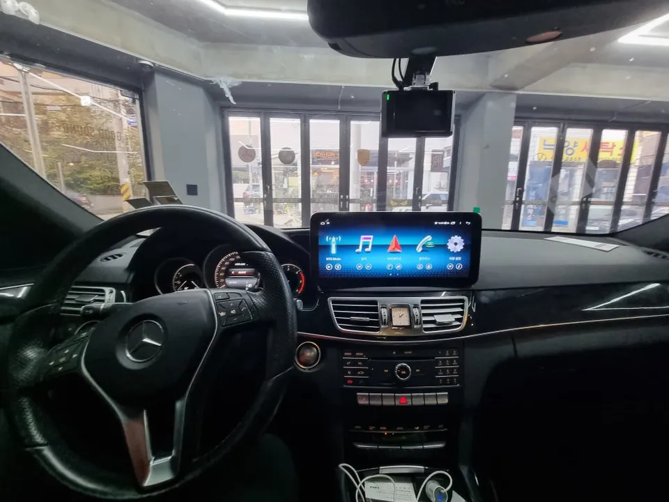Mercedes-Benz E-Class W212のAndroid Auto・CarPlay取付事例 施工写真 1-2