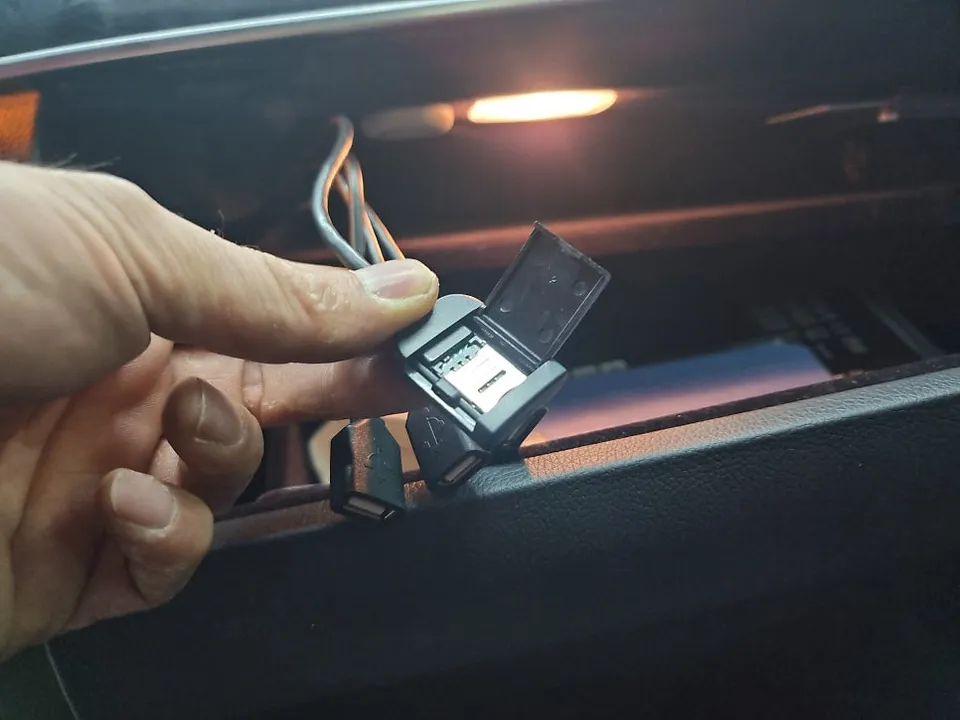 Mercedes-Benz E-Class W212のAndroid Auto・CarPlay取付事例 施工写真 3-2