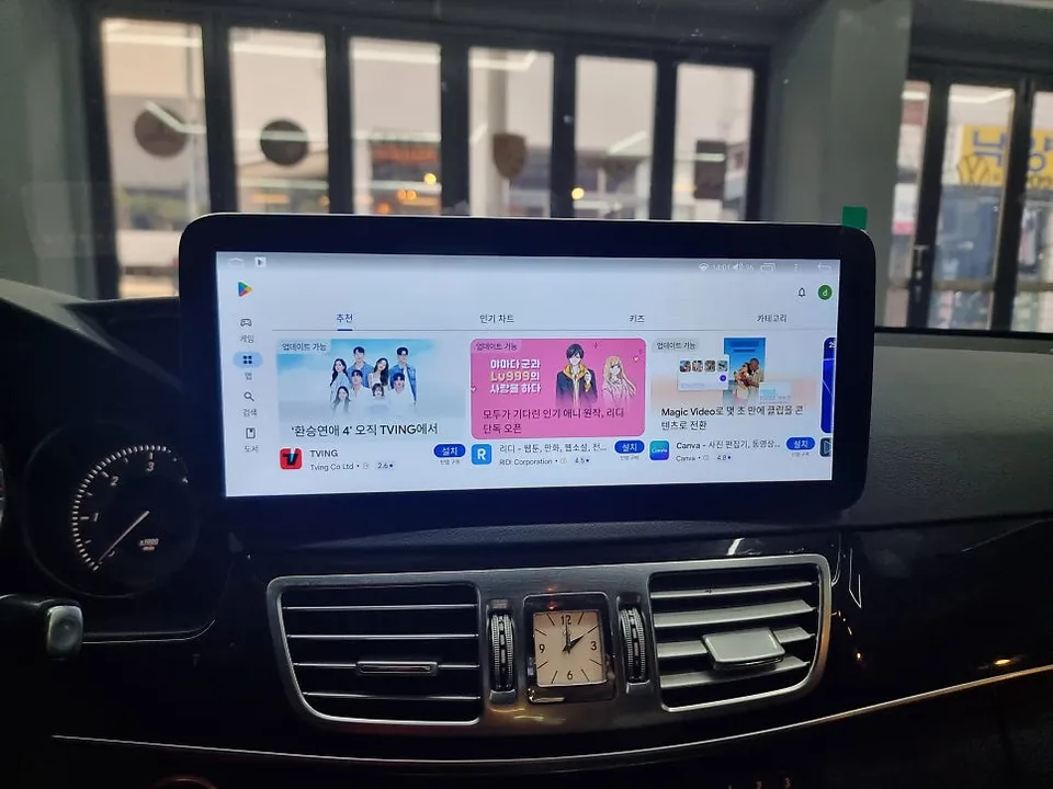 Mercedes-Benz E-Class W212のAndroid Auto・CarPlay取付事例 施工写真 4-2