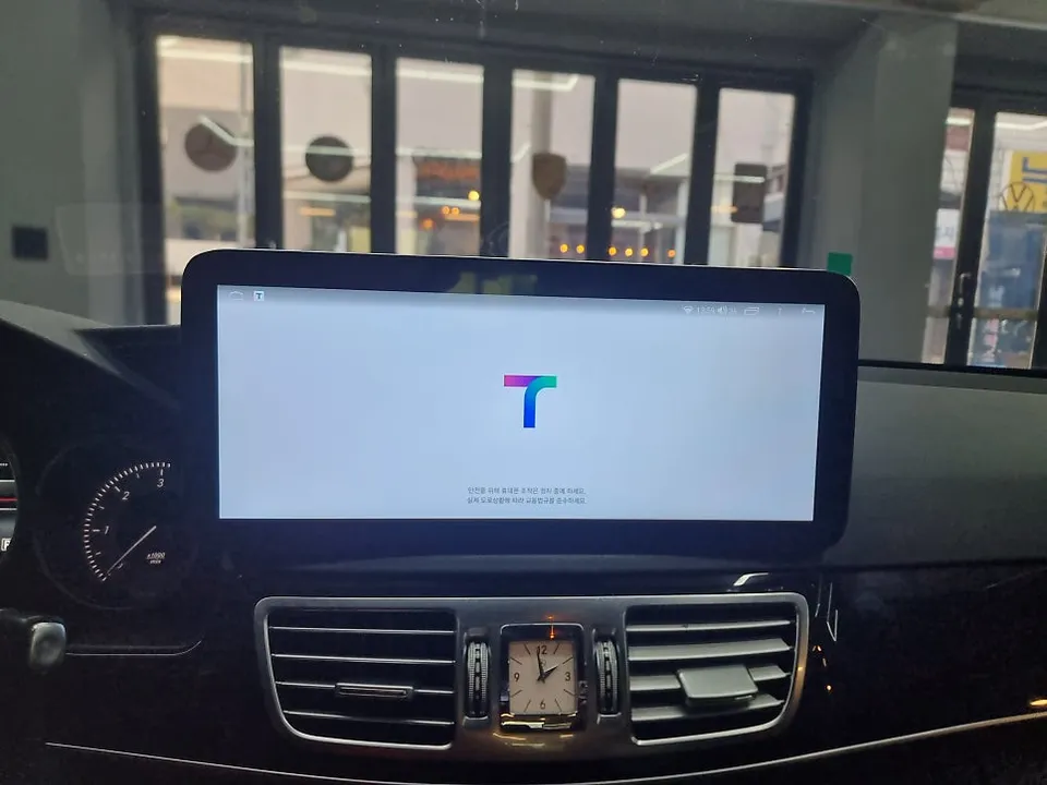 Mercedes-Benz E-Class W212のAndroid Auto・CarPlay取付事例 施工写真 1-3