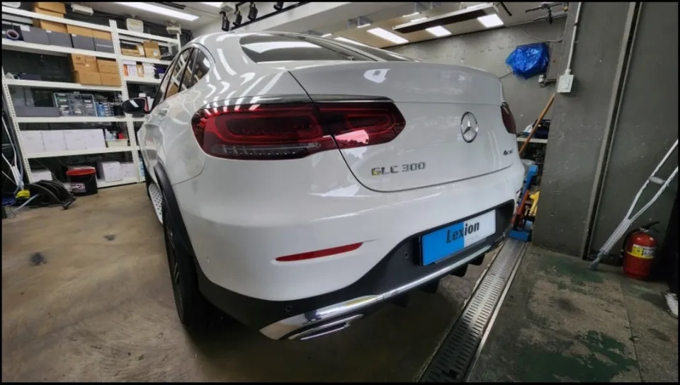 Mercedes-Benz GLC 300 Ambient Lighting Review — Interior Transformed photo 2