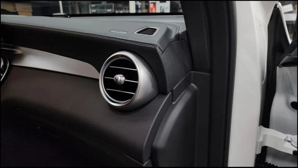 Mercedes-Benz GLC 300 4MATIC ambient lighting - Mercedes-Benz GLC 300 Ambient Lighting Review — Interior Transformed photo 6