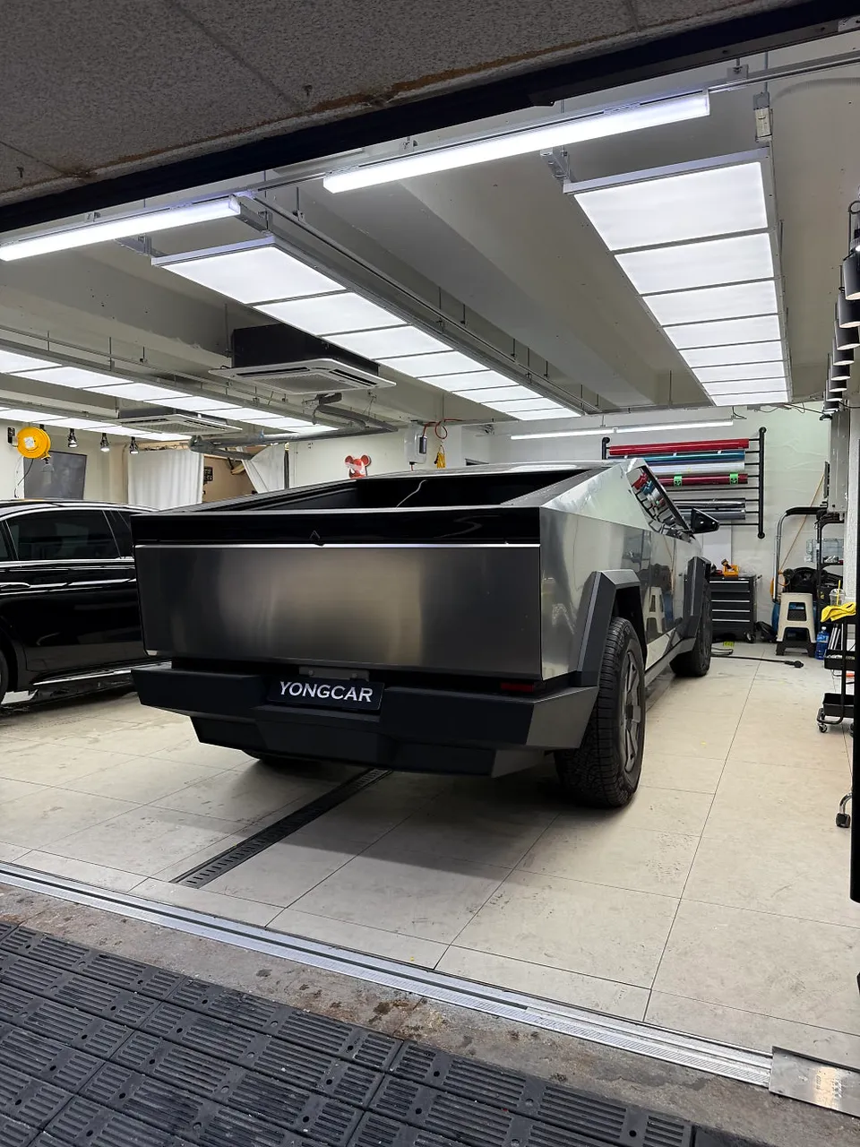 Tesla CybertruckのPPF施工事例｜無光フィルムで個性を保護 施工写真 2-1