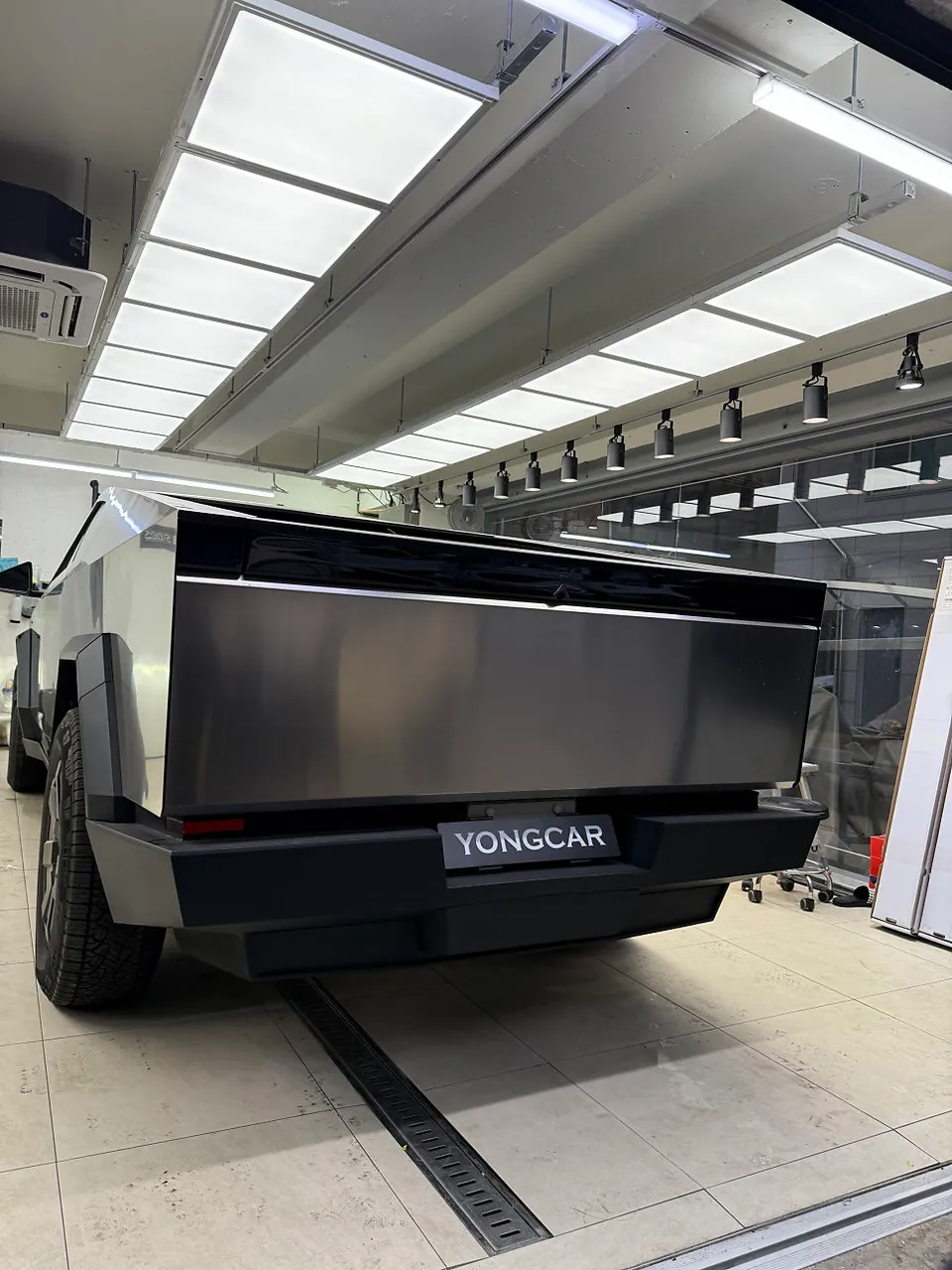 Tesla CybertruckのPPF施工事例｜無光フィルムで個性を保護 施工写真 3-1