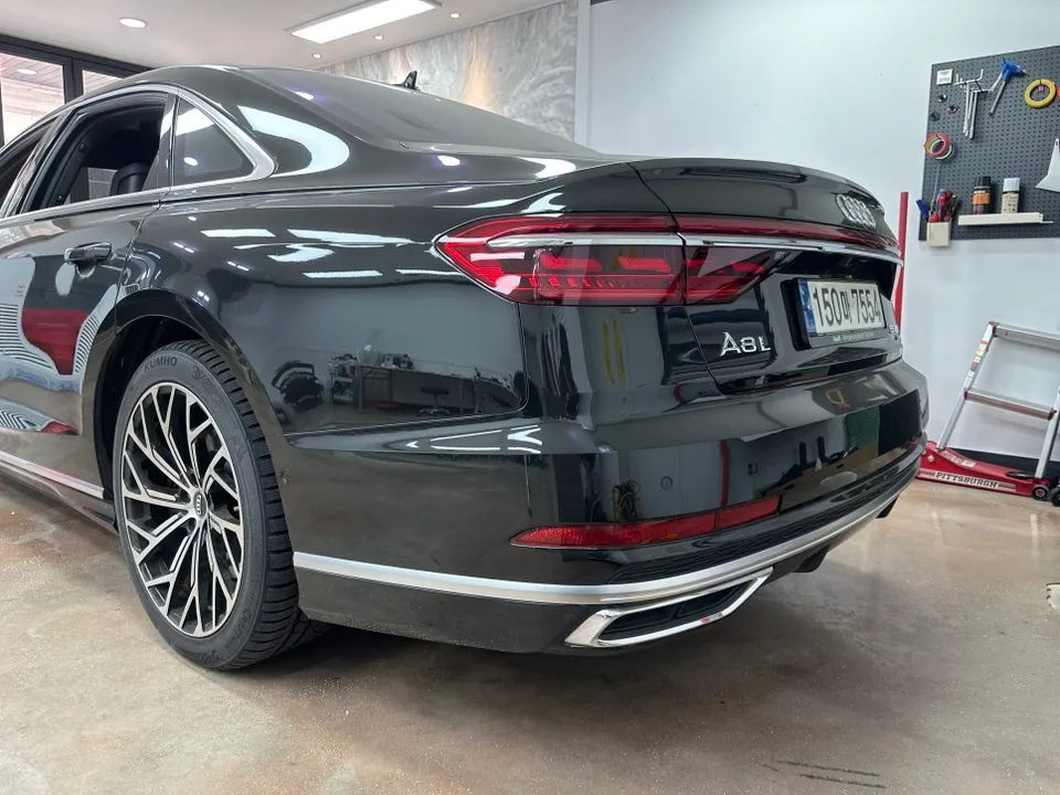 Audi A8のカーラッピング事例|クロームブラック化 施工写真 2-1