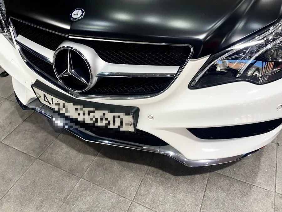 Mercedes-Benz Eクラス カブリオレのカーラッピング事例|費用目安・仕上がり 施工写真 2-2