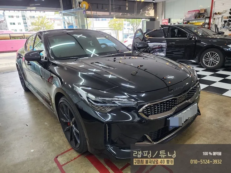 Kia Stingerのカーラッピング事例｜リアルカーボン調 施工写真 1-1
