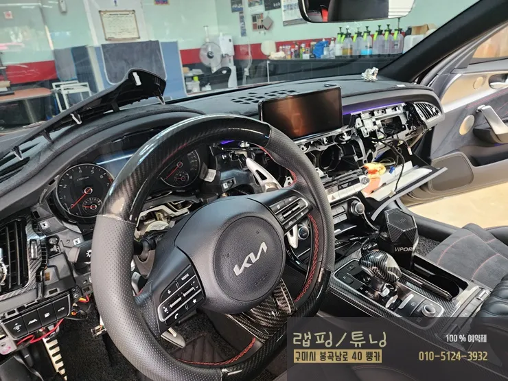 Kia Stingerのカーラッピング事例｜リアルカーボン調 施工写真 3-1