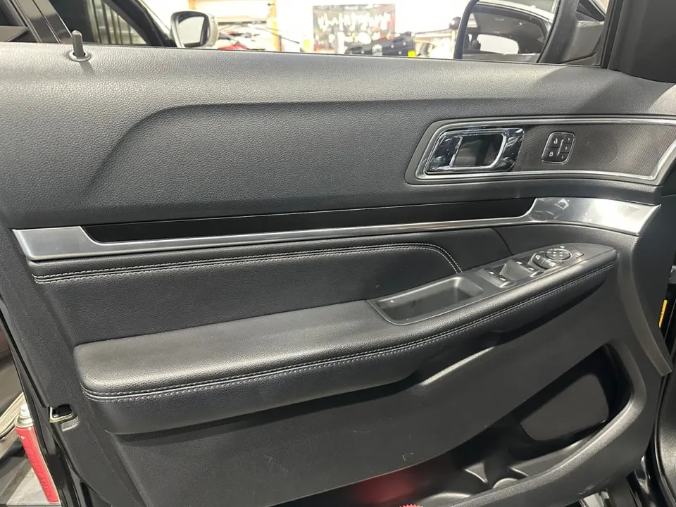 Ford Explorerのカーラッピング事例:3Mサテンブラックでスポーティに 施工写真 2-1