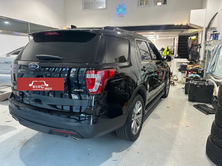 Ford Explorerのカーラッピング事例:3Mサテンブラックでスポーティに 施工写真 3-2