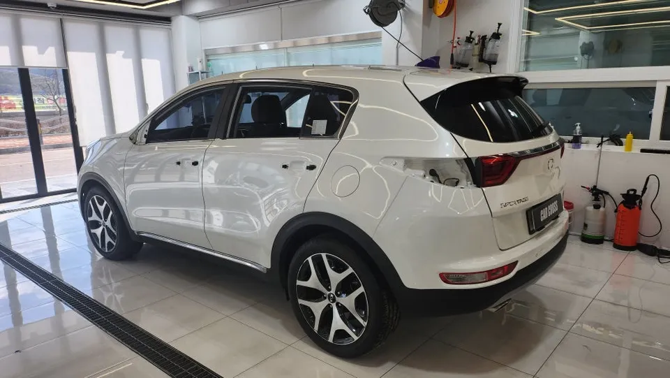 Kia Sportageのカーラッピング事例：スカイブルーの輝き 施工写真 1-2