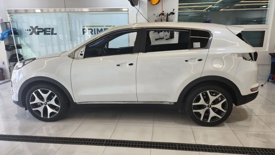Kia Sportageのカーラッピング事例：スカイブルーの輝き 施工写真 2-2