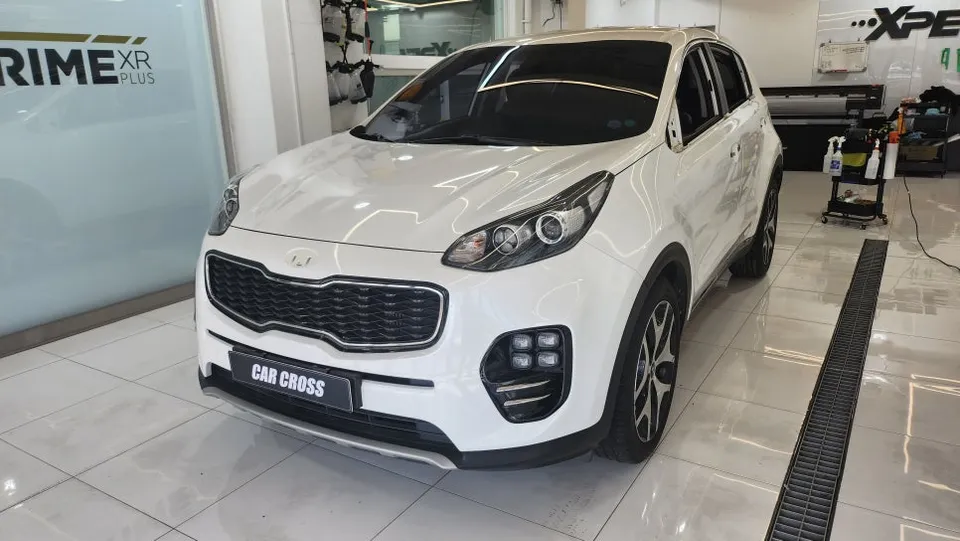 Kia Sportageのカーラッピング事例：スカイブルーの輝き 施工写真 3-2