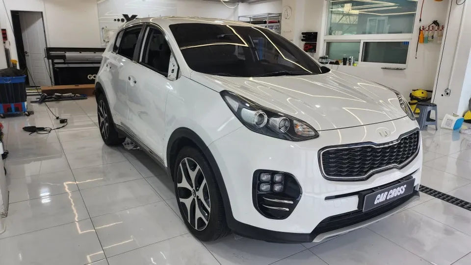 Kia Sportageのカーラッピング事例：スカイブルーの輝き 施工写真 1-3
