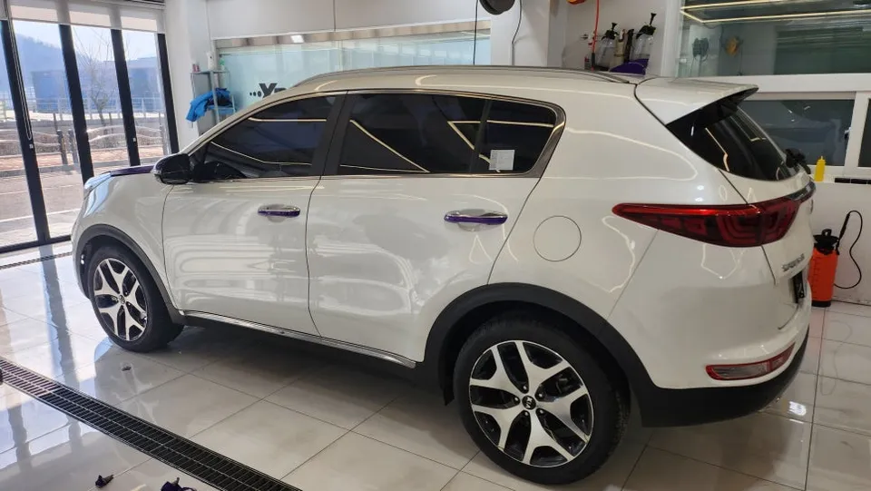Kia Sportageのカーラッピング事例：スカイブルーの輝き 施工写真 2-3