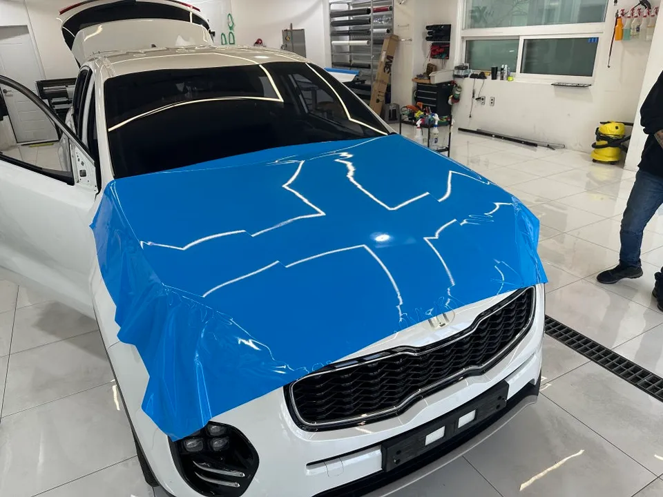Kia Sportageのカーラッピング事例：スカイブルーの輝き 施工写真 3-3