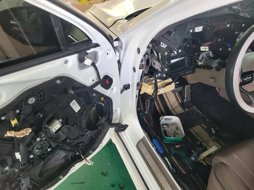 Kia K8 GL3 ambient lighting - Kia K8 GL3 Ambient Lighting Upgrade: Seamless Integration photo 4
