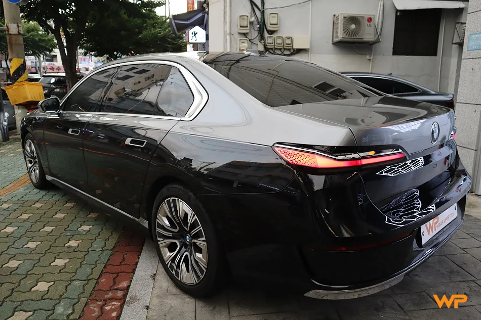 BMW 7 Seriesのカーラッピング事例｜費用目安・仕上がり 施工写真 3-1
