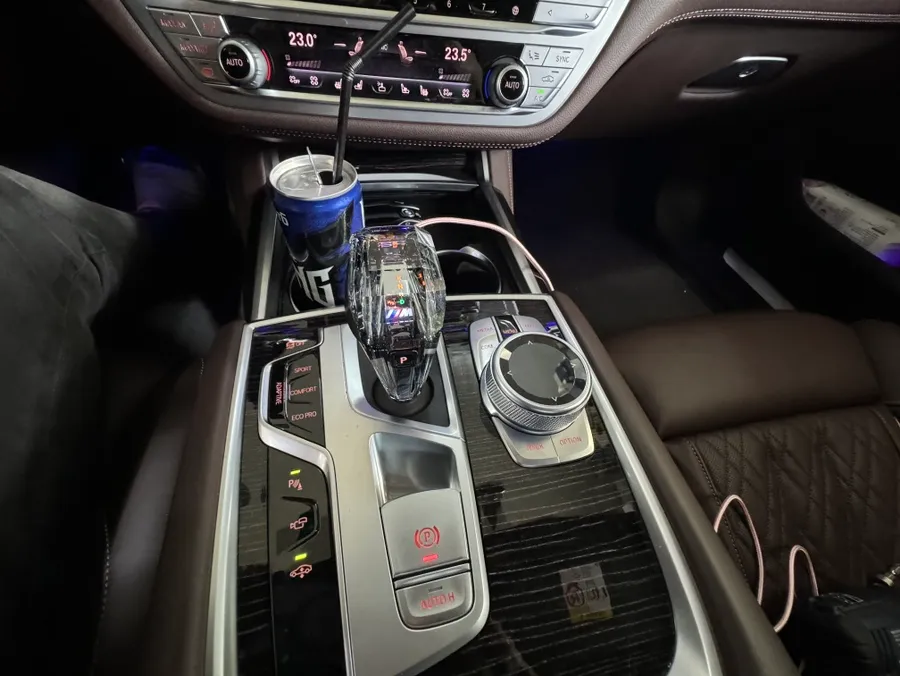 BMW 7 Series steering wheel - BMW 7 Series Custom Steering Wheel Review — Enhanced Luxury photo 3