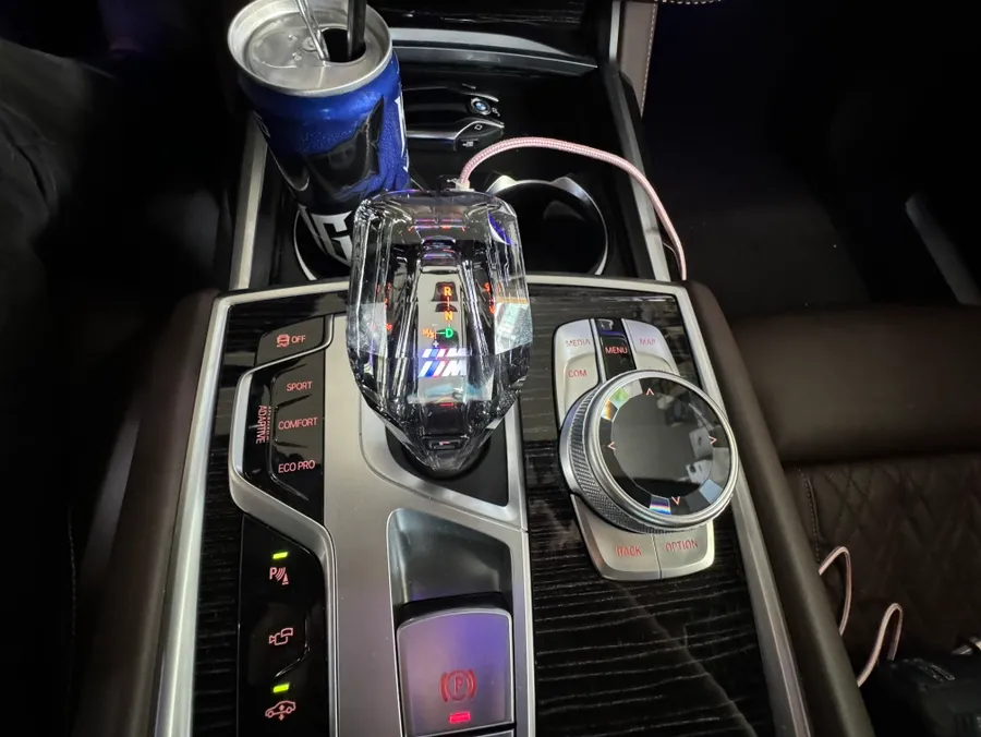 BMW 7 Series steering wheel - BMW 7 Series Custom Steering Wheel Review — Enhanced Luxury photo 4