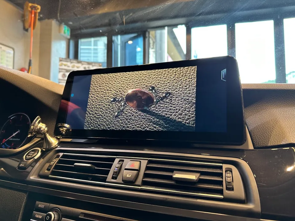 BMW 520d F10のAndroid Auto・CarPlay取付事例 施工写真 4-1