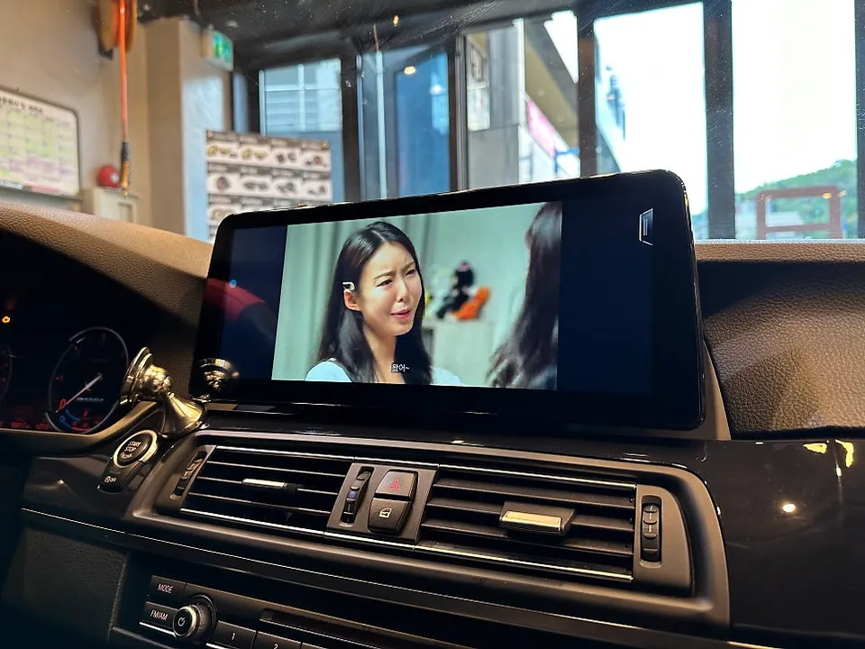 BMW 520d F10のAndroid Auto・CarPlay取付事例 施工写真 1-3
