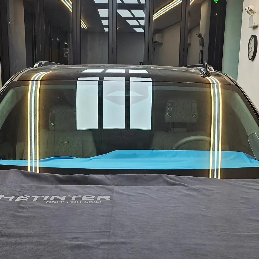 Cadillac Escaladeのカーフィルム施工事例 施工写真 2
