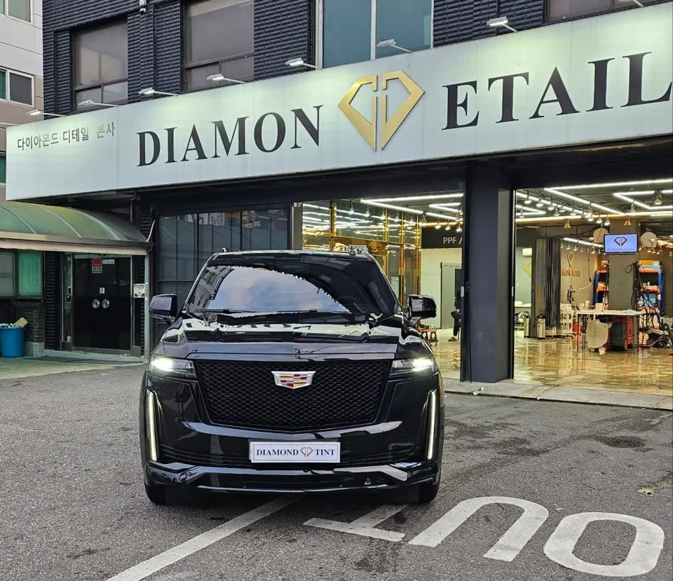 Cadillac Escaladeのカーフィルム施工事例 施工写真 3