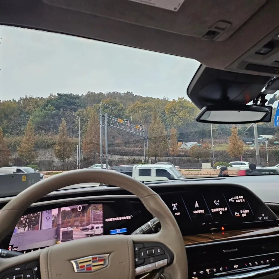 Cadillac Escaladeのカーフィルム施工事例 施工写真 4
