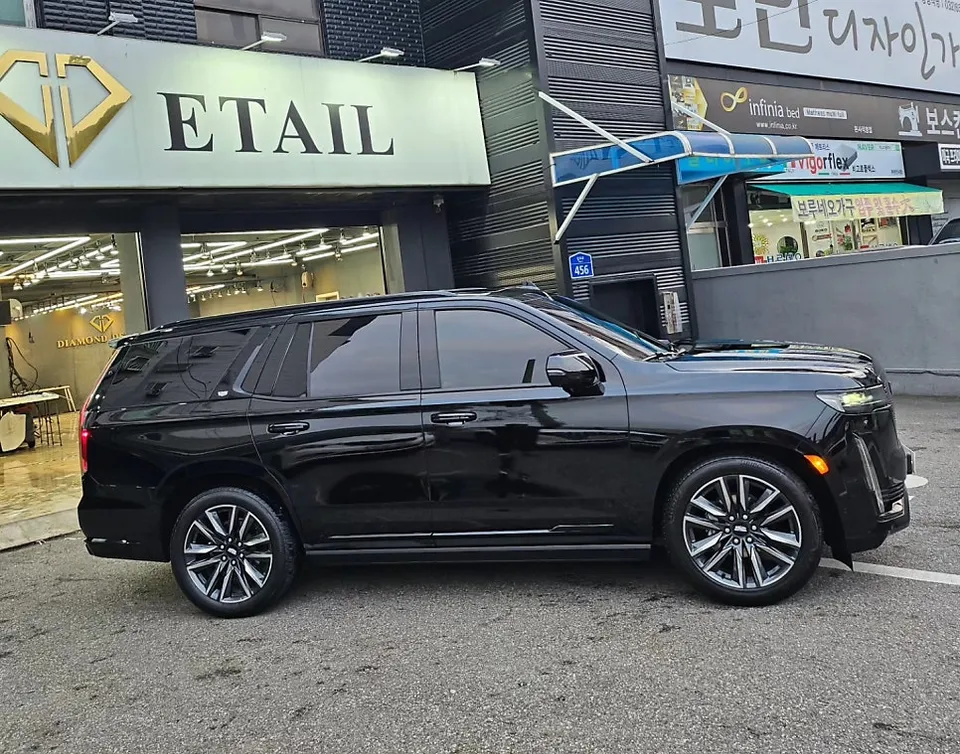 Cadillac Escaladeのカーフィルム施工事例 施工写真 6