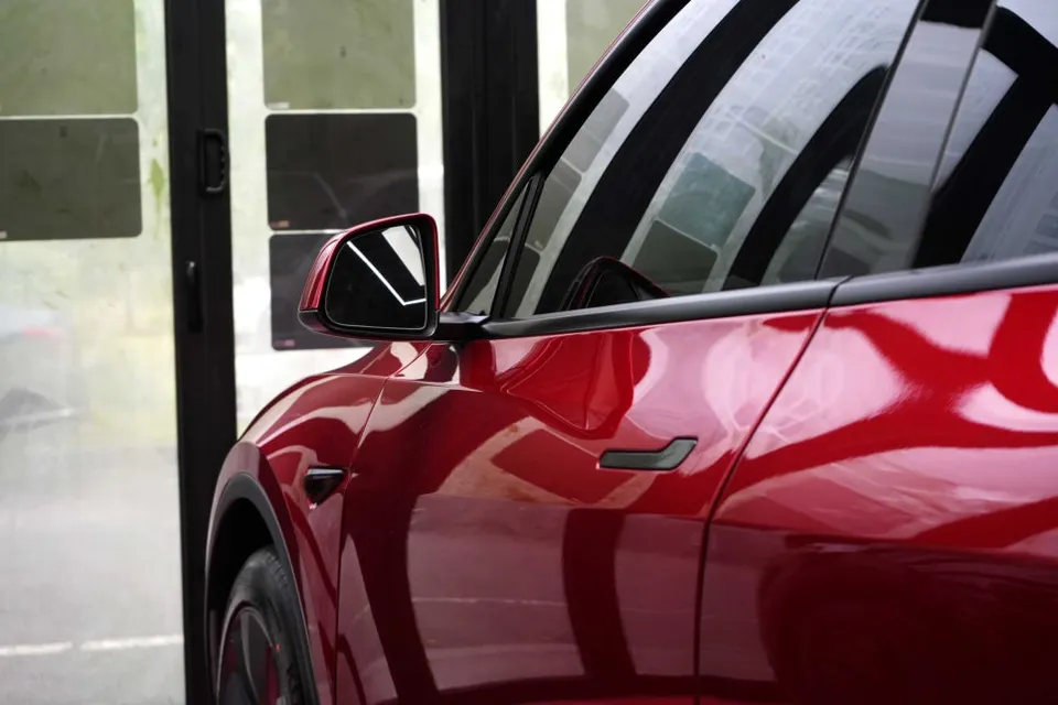 Tesla Model Yのカーフィルム施工事例|費用目安・仕上がり 施工写真 1-2