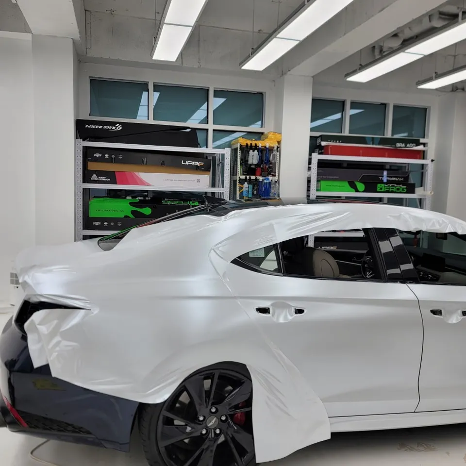 Genesis G70のカーラッピング事例|サテンメタルホワイト 施工写真 3-2