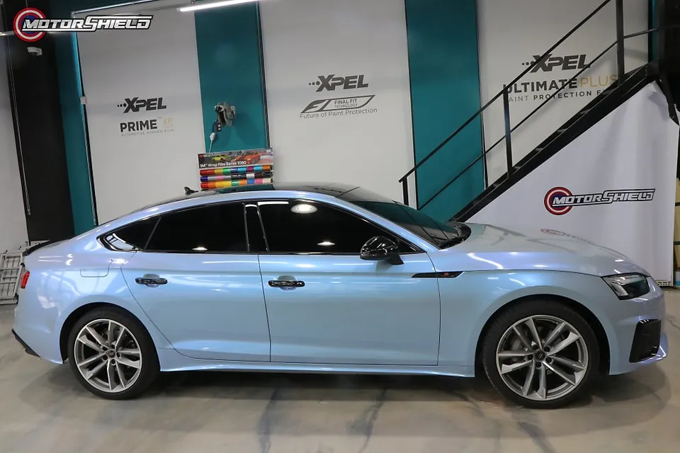 Audi A4のカーラッピング事例|マカグリーンで個性を演出 施工写真 3-1