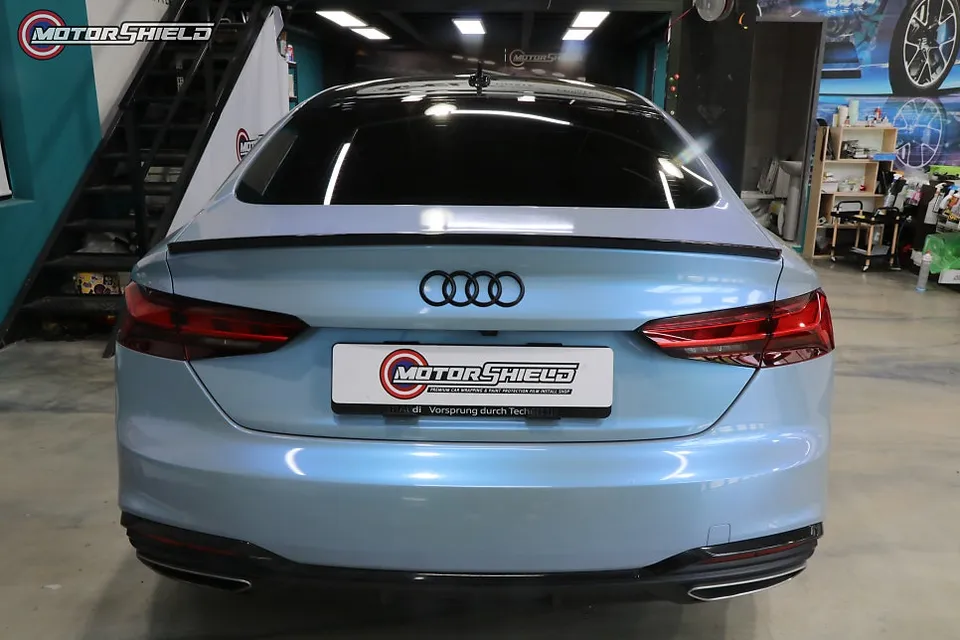 Audi A4のカーラッピング事例|マカグリーンで個性を演出 施工写真 1-2