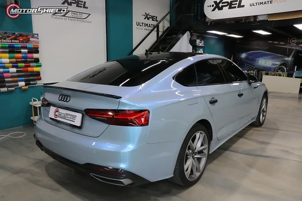 Audi A4のカーラッピング事例|マカグリーンで個性を演出 施工写真 2-2