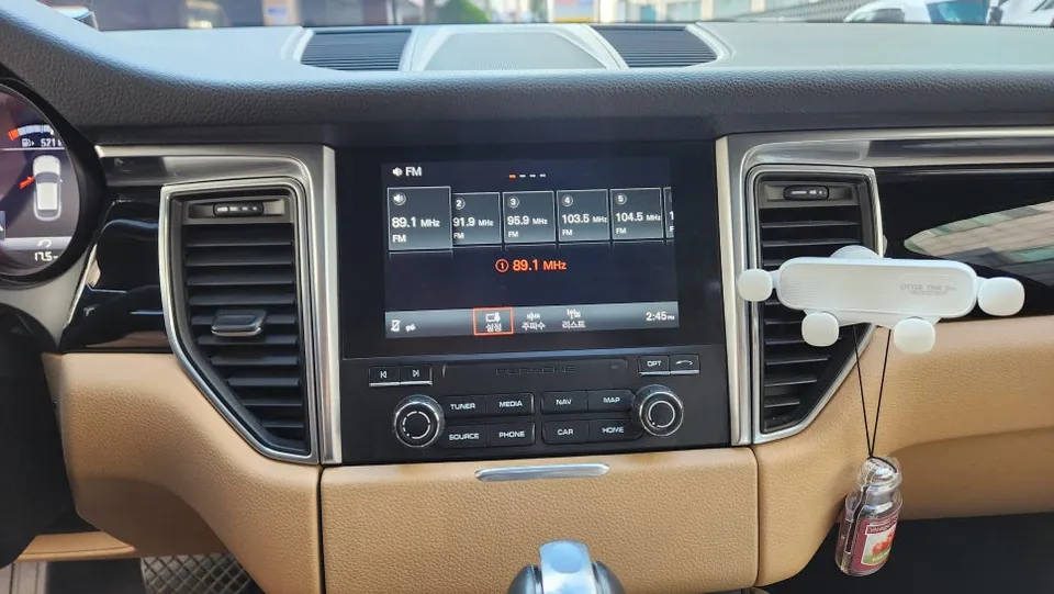 Porsche Macan dash cam installation result