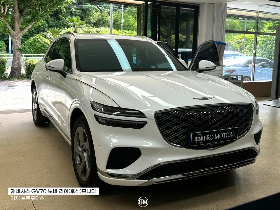 Genesis GV70 oem options - Genesis GV70 Factory Option Retrofit Review photo 3
