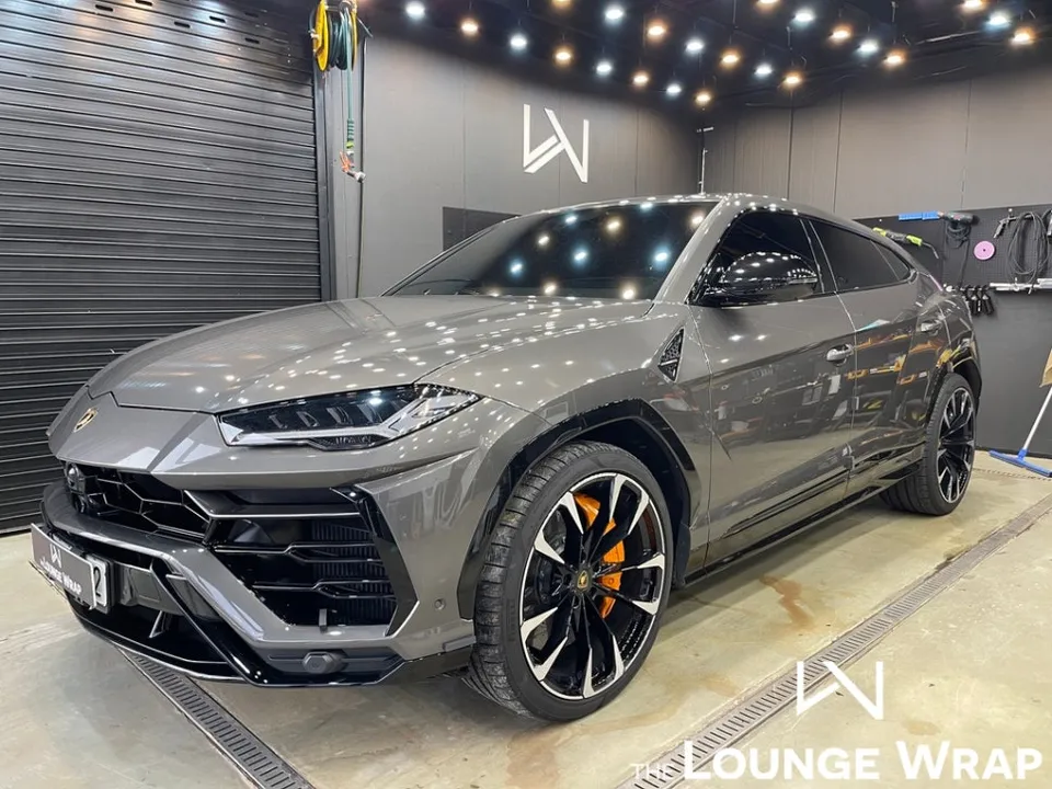 Lamborghini Urus vinyl wrap - Lamborghini Urus Matte Black Vinyl Wrap Review — Stunning Transfo photo 3