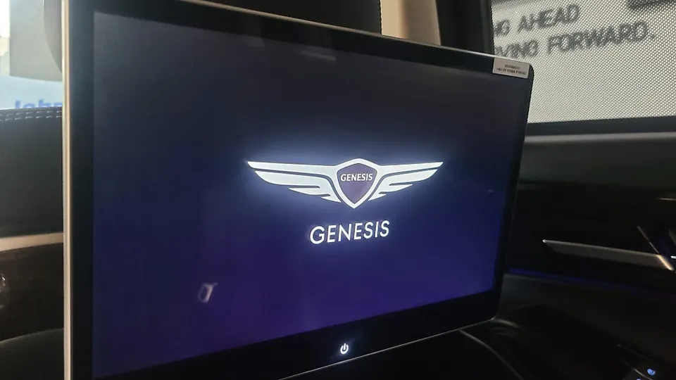 Genesis G90 oem options - Genesis G90 OEM Options Review: Rear Monitor Upgrade photo 5