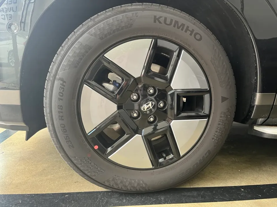 Hyundai Santa Fe MX5のホイールラッピング事例|3Mグロスブラック 施工写真 3-1