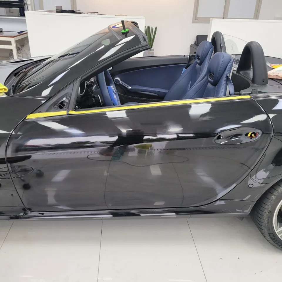 Mercedes-Benz SLKのカーラッピング事例|高光沢フィルムで高級感アップ 施工写真 2-1