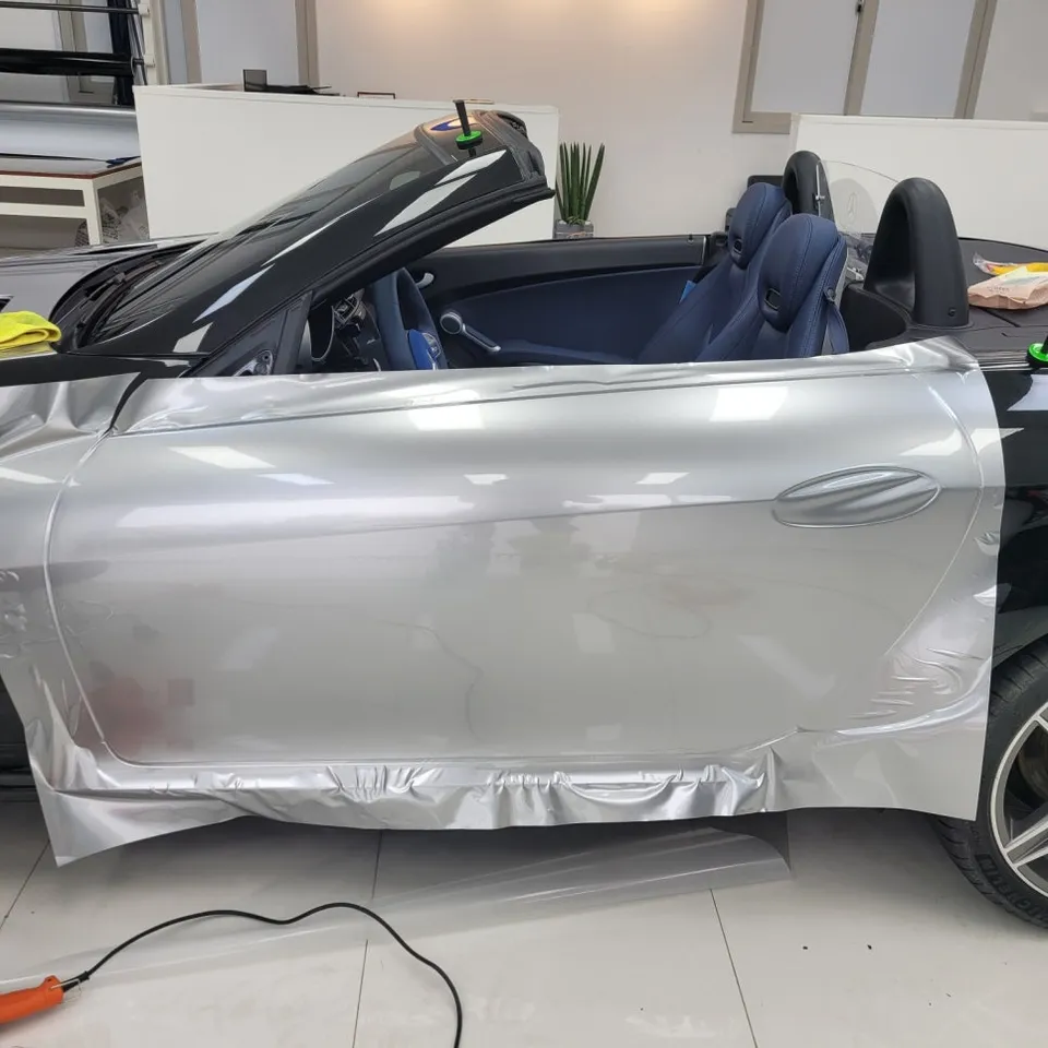 Mercedes-Benz SLKのカーラッピング事例|高光沢フィルムで高級感アップ 施工写真 3-1