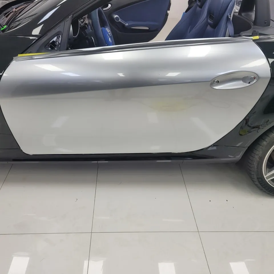 Mercedes-Benz SLKのカーラッピング事例|高光沢フィルムで高級感アップ 施工写真 1-2